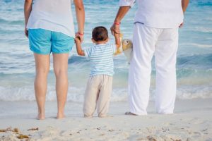 Eltern mit Kleinkind am Strand